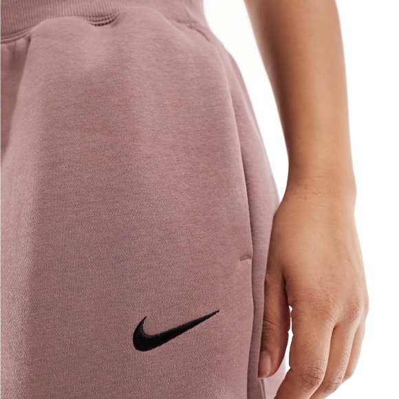 Nike Plus mini swoosh oversized joggers in smokey mauve - Picture 2 of 7